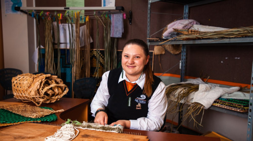 Secondary akonga using a Māori weaving technique