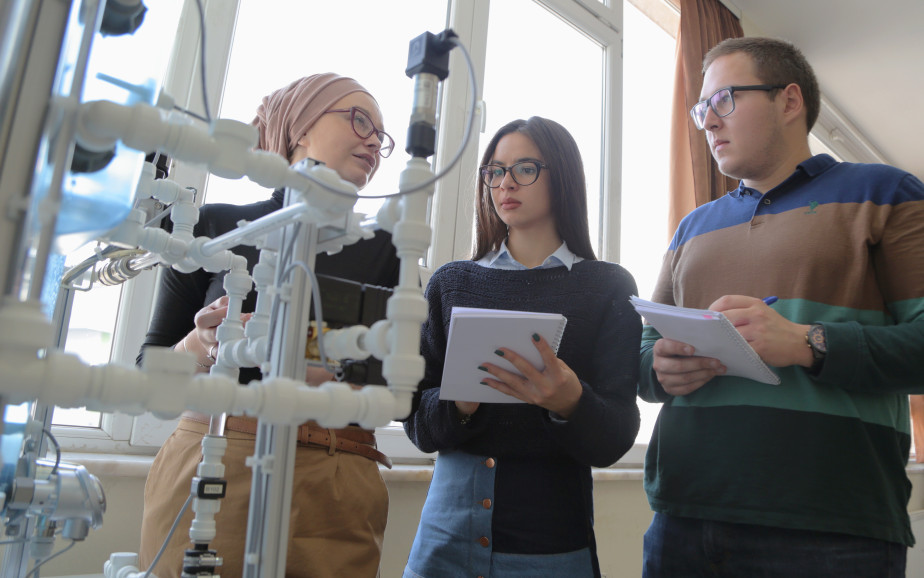 A tutor and a student explain a process to an NZQA monitor